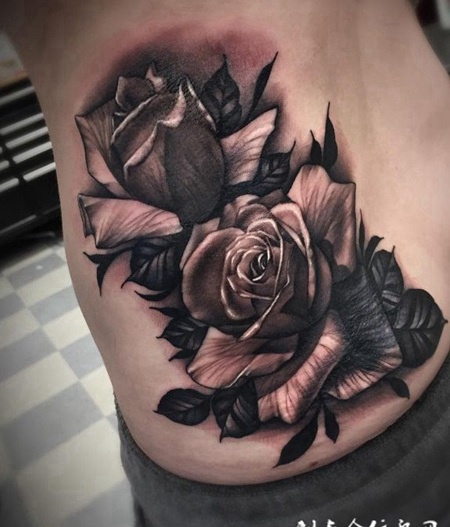 娇艳女人花，腰部黑灰写实玫瑰纹身