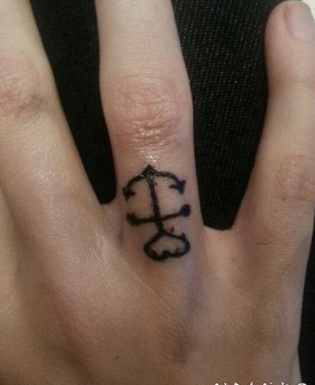 可爱的小船锚与心形手指纹身图案