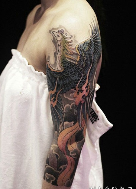 女子手臂上盘旋飞举的凤凰纹身