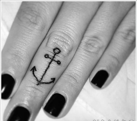 手指黑色线条船锚纹身图案