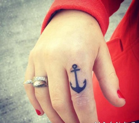 手指黑色的船锚纹身图案
