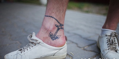 脚踝黑白船锚和脚链纹身图案