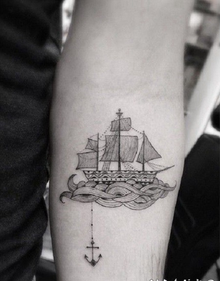 手臂线条帆船和船锚纹身图案