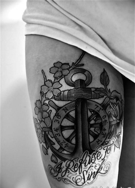 很酷的黑白船锚与字母大腿纹身图案
