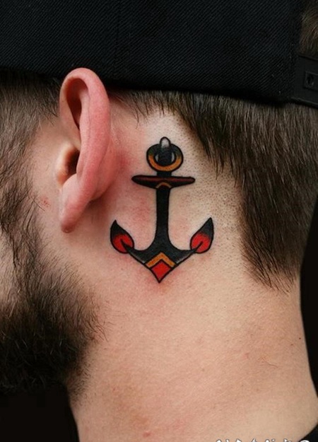 耳后彩色的船锚个性纹身图案