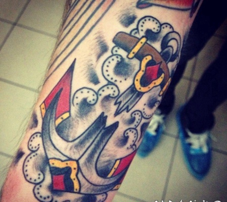 old school手臂船锚和云朵纹身图案