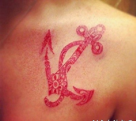 红色传统花卉船锚背部纹身图案