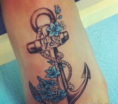 脚背黑白船锚与蓝色花朵纹身图案