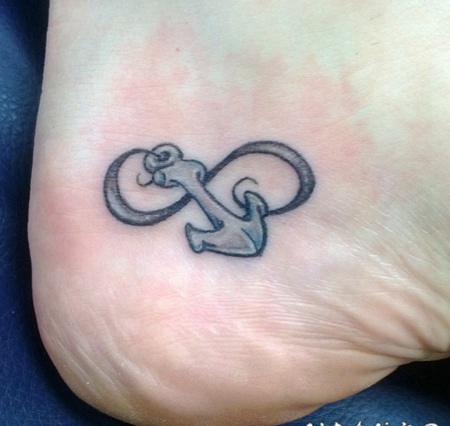 脚跟有趣的小船锚无限符号纹身图案