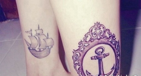 紫色华丽的框架和船锚帆船脚踝纹身图案