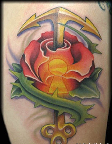 神奇的金色船锚钥匙和红玫瑰大腿纹身图案