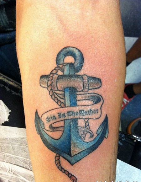 蓝色船锚和字母手臂纹身图案