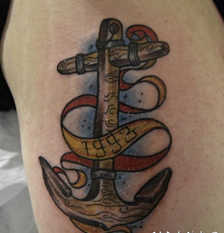 大腿彩色木质船锚和数字纹身图案