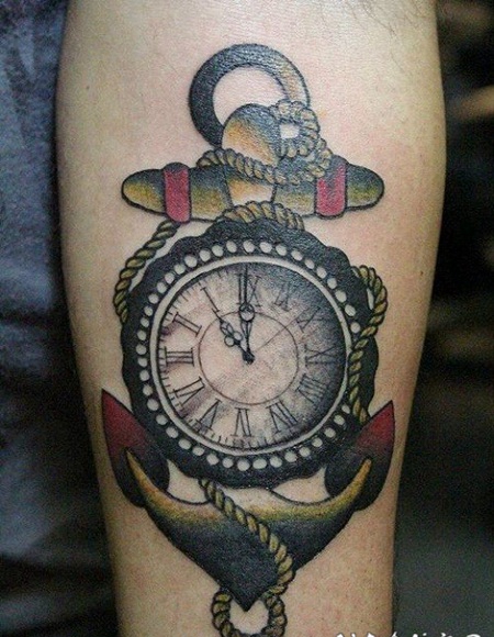 old school手臂逼真的钟表和船锚纹身图案