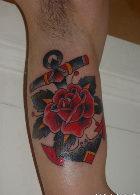 手臂old school红玫瑰和船锚纹身图案