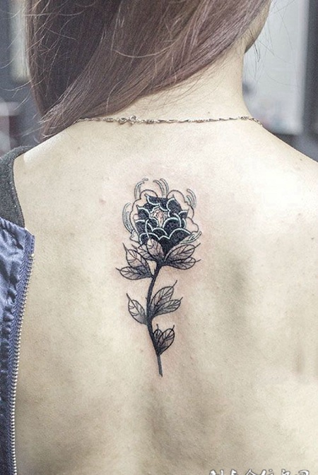 女子背部一朵牡丹花纹身图案