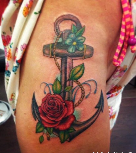 大腿奇妙的彩色船锚与玫瑰纹身图案