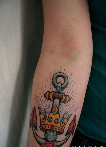 old school船锚与金色的皇冠手臂纹身图案