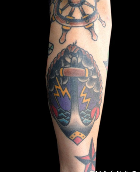 手臂old school乌云和闪电船锚纹身图案