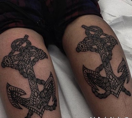 小腿黑白线条装饰船锚纹身图案