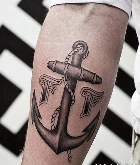 黑白船锚和字母手臂纹身图案