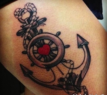 大腿黑白船锚和红色心形纹身图案