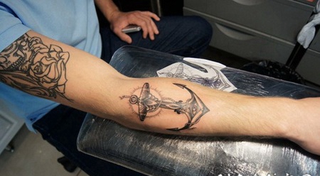 手臂黑白装饰船锚与眼球纹身图案