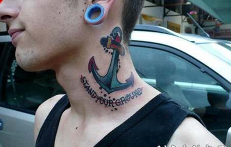 old school彩色船锚和字母颈部纹身图案