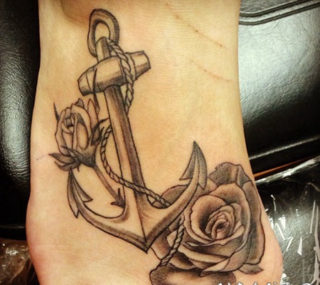 脚背黑白船锚与玫瑰纹身图案