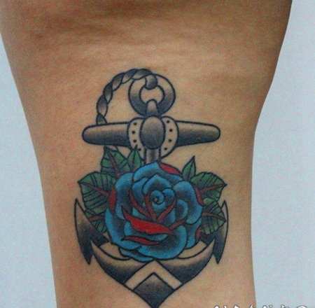 大腿上的蓝玫瑰和船锚纹身图案