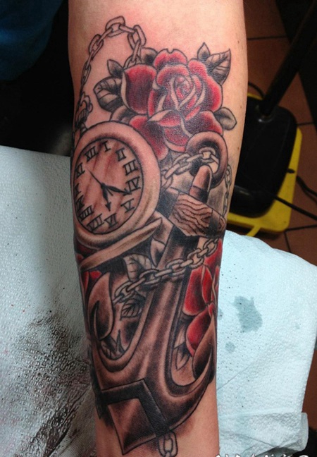 手臂铁链与时钟玫瑰船锚纹身图案