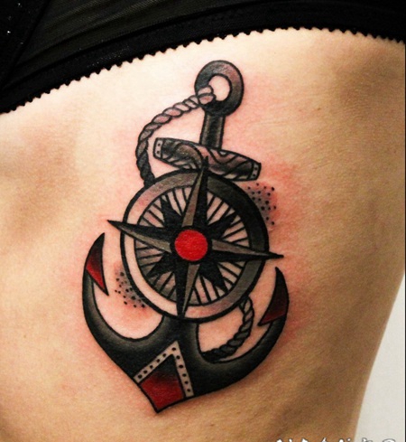 黑色船锚与指南针侧肋纹身图案