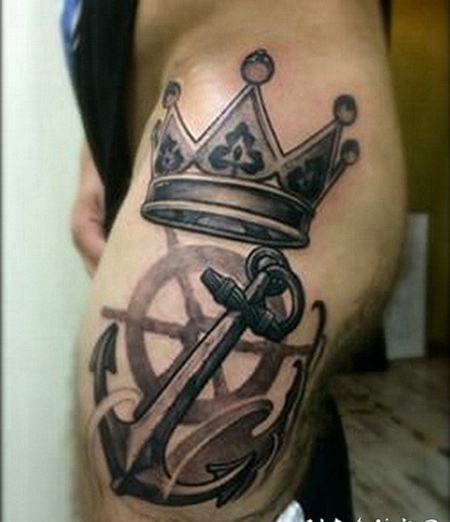 大腿黑白船锚和皇冠纹身图案