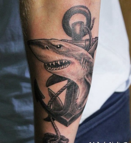 黑色船锚与邪恶的鲨鱼手臂纹身图案