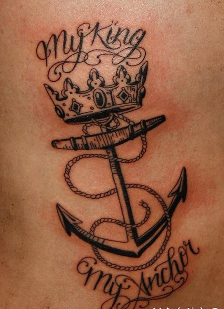 黑白船锚和皇冠字母纹身图案