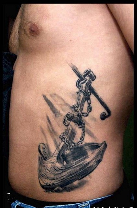 侧肋巨大的黑白铁链船锚纹身图案