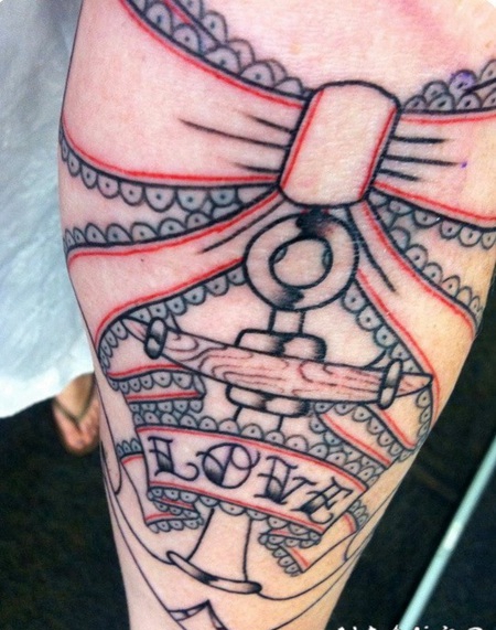 手臂红色和黑色线条船锚蝴蝶结纹身图案