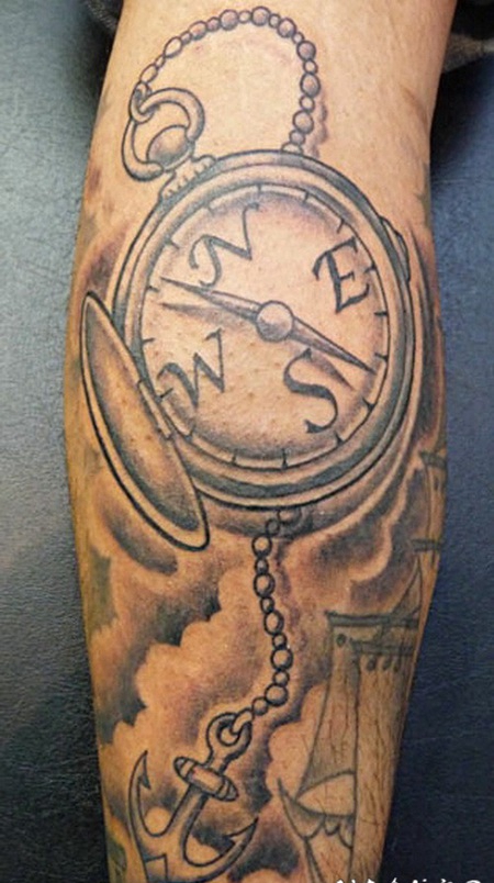 old school小臂指南针与船锚纹身图案