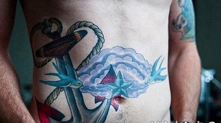 old school腹部彩色船锚与云朵鸟类纹身图案