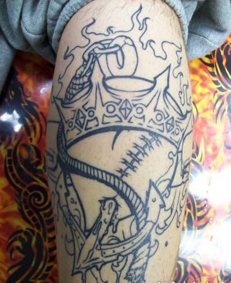 黑白船锚和皇冠心形小臂纹身图案