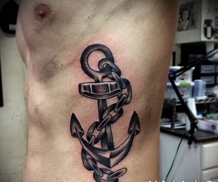 男子侧肋黑灰铁链和船锚纹身图案
