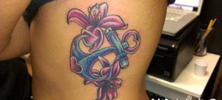 侧肋可爱的粉红色百合花和蓝色船锚纹身图案