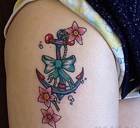 old school大腿可爱的船锚与蝴蝶结花朵纹身图案