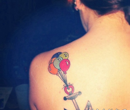 背部可爱的船锚与彩色气球纹身图案