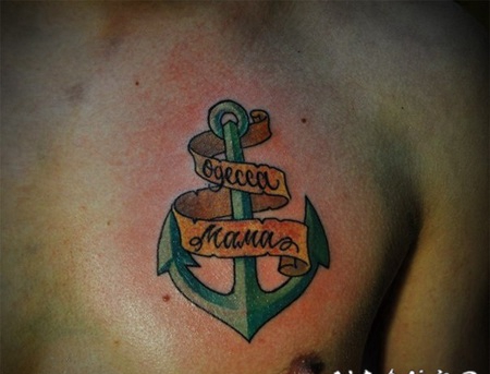 胸部丝带字母和船锚彩色纹身图案