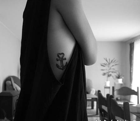 侧肋简单的微小黑白船锚与心形纹身图案