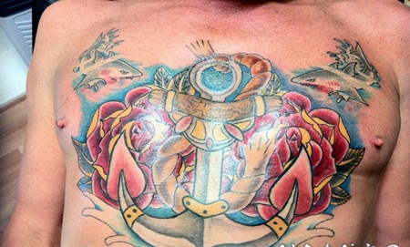 old school胸部美丽的红玫瑰和鲨鱼船锚纹身图案