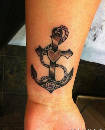 可爱的黑色船锚与心形手腕纹身图案