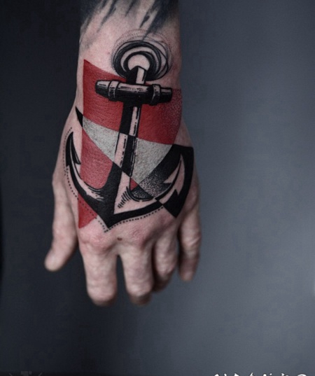 手背黑白船锚和彩色三角形纹身图案