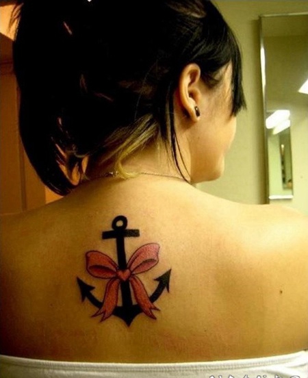 可爱的黑色船锚与粉红色蝴蝶结背部纹身图案